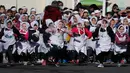 Anak-anak berpartisipasi mengikuti lomba lari dengan membawa pancake dalam lomba tahunan Pancake Trans-Atlantic, di kota Olney, Buckinghamshire, Inggris, Selasa (5/3). Lomba pada Hari Pancake ini diadakan satu hari menjelang Rabu Abu. (AP/Frank Augstein)