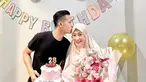 Tahun 2024 menjadi tahun pertama Larissa Chou merayakan ulang tahun bersama Ikram Rosadi. Seperti diketahui, Larissa resmi menikah dengan Ikram pada 3 September 2023. Berpose dengan mengecup kepala sang istri, sikap manis Ikram Rosadi banjir pujian dari warganet. Hanya bubuhkan tulisan sederhana di keterangan unggahannya, namun sangat bermakna dan romantis. (Liputan6.com/IG/@ikram_rsd)