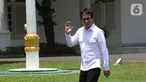 CEO NET Televisi Wishnutama melambaikan tangan saat tiba di Kompleks Istana, Jakarta, Senin (21/10/2109). Kedatangan Wishnutama berlangsung jelang pengumuman menteri Kabinet Kerja Jilid II oleh Presiden Joko Widodo atau Jokowi. (Liputan6.com/Angga Yuniar)