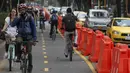 Pengendara sepeda melintas jalur yang telah disediakan selama "No Car Day" di Bogota, Kolombia (4/2/2016). Selama " No Car Day" Jalur ini juga dapat dilalui para pengguna sepatu roda dan skateboard. (REUTERS/John Vizcaino)