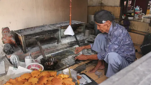 Rekomendasi Tempat Makan Enak di Pasar Legi Kotagede yang Legendaris, Kue Kembang Waru Pak Bas.