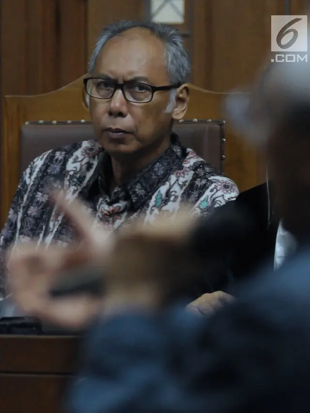 Banyak Menunduk, Dokter Bimanesh Dengarkan Keterangan Saksi
