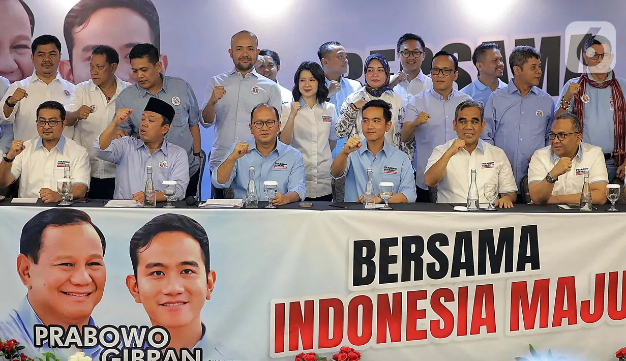Bakal calon wakil presiden dari Koalisi Indonesia Maju, Gibran Rakabuming Raka (keempat kiri duduk) saat pengumuman susunan tim kampanye Tim Kampanye Nasional (TKN) di Hotel Grand Kemang, Jakarta, Senin (6/11/2023). (Liputan6.com/Angga Yuniar)