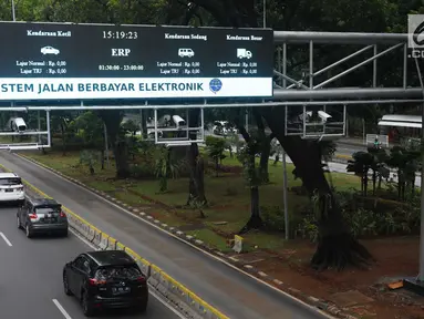 Kendaraan melintas di bawah alat electronic road pricing (ERP) di Jalan Medan Merdeka Barat, Jakarta, Senin (13/11). Pemprov DKI Jakarta akan melakukan uji coba coba sistem jalan berbayar atau ERP secara. (Liputan6.com/Angga Yuniar)