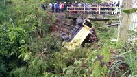 Kecelakaan beruntun di jalan alternatif Bogor-Sukabumi, truk masuk jurang, Rabu (27/12/2017). (Liputan6.com/Achmad Sudarno)
