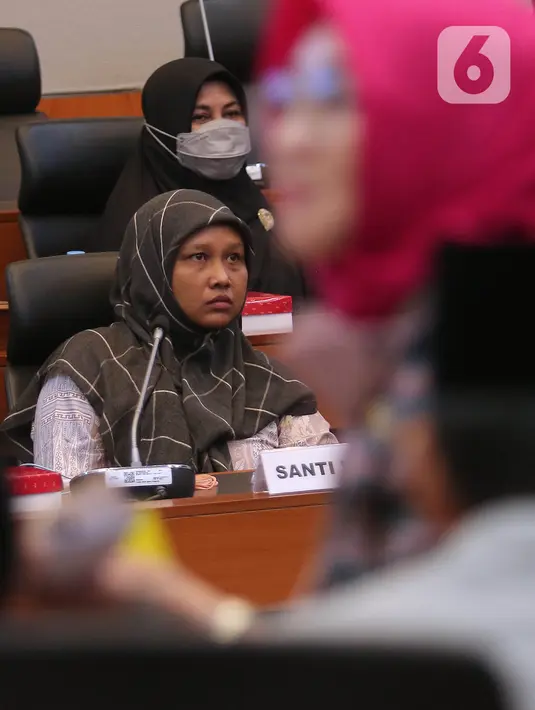 Santi Warastuti, orang tua dari anak yang mengalami penyakit Cerebral Palsy (CP) menghadiri rapat dengar pendapat umum (RDPU) dengan Komisi III DPR RI di  Kompleks Parlemen, Senayan, Jakarta, Kamis (30/6/2022). Rapat guna membahas mengenai legalisasi ganja untuk kebutuhan medis. (Liputan6.com/Angga Yuniar)