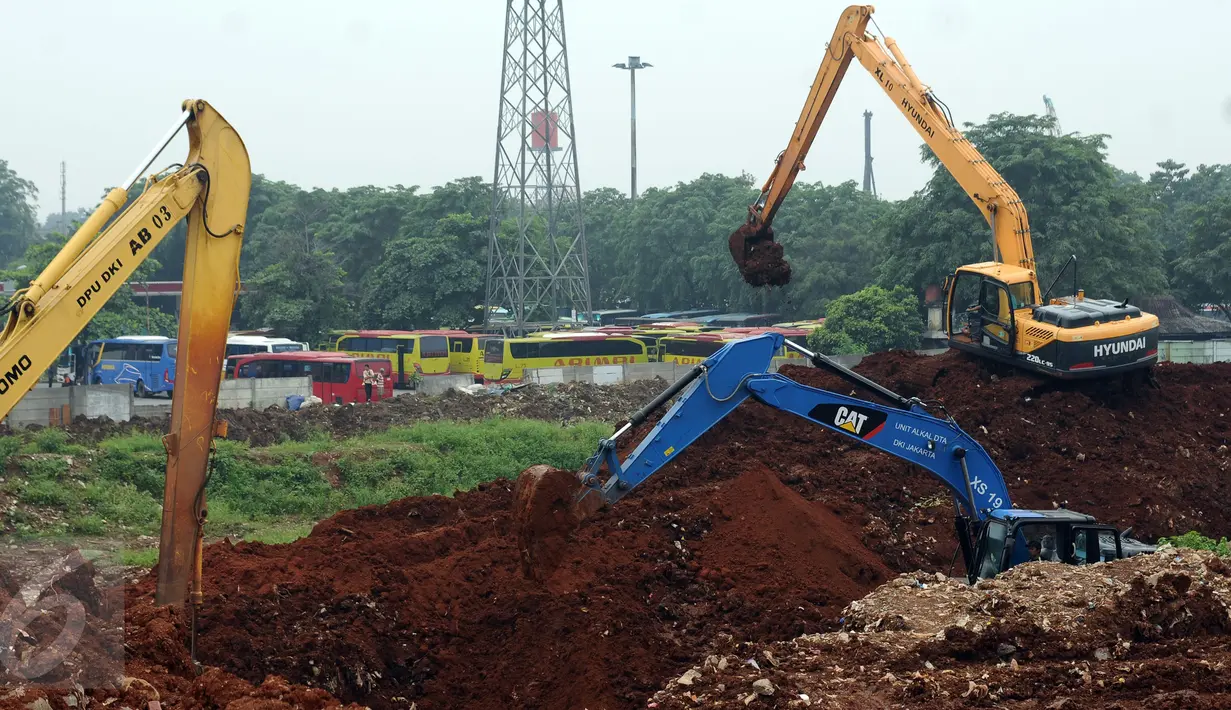 Alat berat melakukan pengerukan di Waduk Rambutan 1, Ciracas, Jakarta, Kamis (27/10). Beberapa waktu lalu, aktivitas pengerukan Waduk Rambutan I sempat terhenti akibat keterlambatan pasokan bahan bakar. (Liputan6.com/Helmi Fithriansyah)