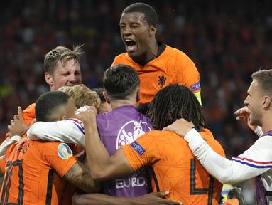 Belanda sukses mengamankan tiga poin pada laga perdana mereka di Grup C Euro 2020 lewat pertandingan sengit melawan Ukraina. De Oranje keluar sebagai juara dengan skor 3-2. (Foto: AP/Pool/Peter Dejong)