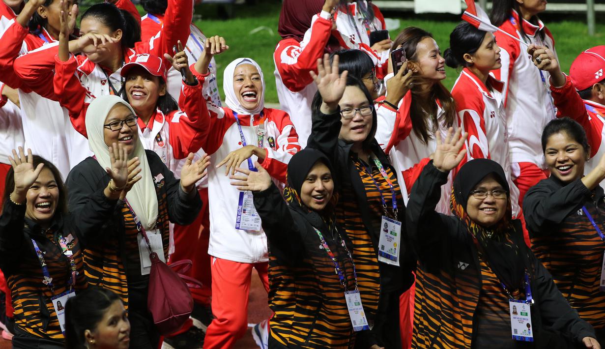 Kontingen Indonesia dan Malaysia kompak saat upacara penutupan SEA Games 2019 di Stadion New Clark City, Filipina, Rabu (11/12). Filipina menjadi juara umum pada gelaran kali ini. (Bola.com/M Iqbal Ichsan)