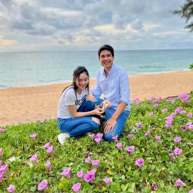 Nong Poy bersama Oak Phakwa Hongyok. (dok. Facebook)