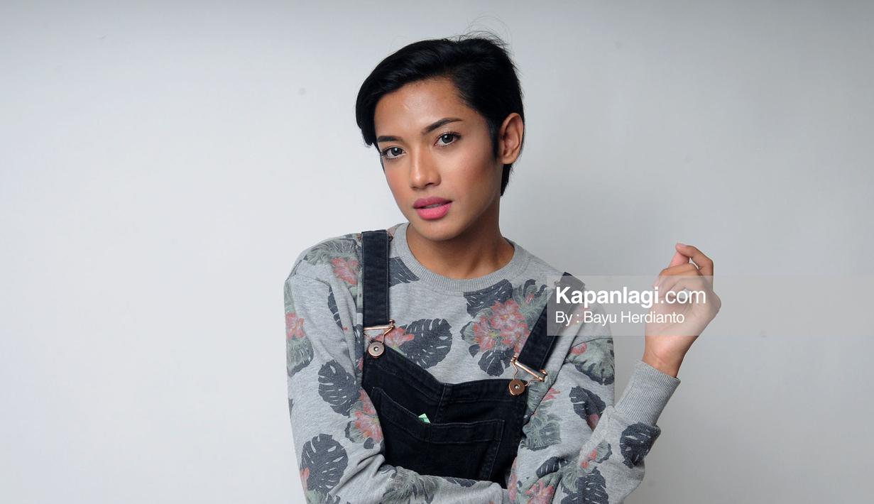 Millendaru juga sudah memunculkan gaya feminimnya dengan sedikit membuka mulutnya yang menimbulkan efek seksi.  (Sumber: Kapanlagi/Bayu Herdianto)