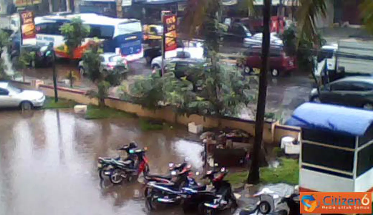 Citizen6, Jakarta: Genangan air setelah turun hujan merendam area parkir dan sebagian ruas jalan yang memperparah kemacetan di Ruko Sutera Niaga I, Serpong. (Pengirim: Sugiarto)