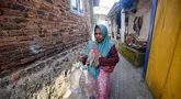 Warga berjalan untuk mengambil air untuk minum dan kebutuhan mck rumah  di sumber mata air Sumur Bendung, Gunung Batur, Kota Cilegon, Banten, Minggu, (15/7/2026). (KLY/Arie Basuki)