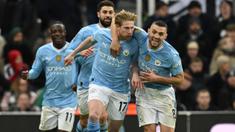 Pemain Manchester City, Kevin De Bruyne (kedua kanan) melakukan selebrasi bersama rekan-rekannya setelah mencetak gol penyeimbang 2-2 ke gawang Newcastle United pada laga lanjutan Liga Inggris 2023/2024 di St James' Park, Newcastle, Inggris, Minggu (14/01/2024) dini hari WIB. (AFP/Oli Scarff)