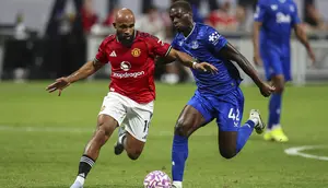 Bryan Mbeumo (kiri) dipepet Tim Iroegbunam di laga Manchester United vs Everton di Premier League Summer Series 2025 di Mercedes-Benz Stadium, Senin (04/08/2025). (AP Photo/Colin Hubbard)