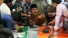 Ketua Umum Ikatan Cendekiawan Muslim Indonesia (ICMI) Jimly Asshiddiqie dalam diskusi bersama media di kantor ICMI, Jakarta, Rabu (9/8). ICMI menyoroti kondisi kebangsaan terkini seperti Pembubaran HTI dan Polemik UU Pemilu. (Liputan6.com/Johan Tallo)