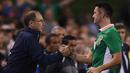 Robeie Keane bersalaman dengan pelatih Republik Irlandia, Martin O'Neill  saat ditarik keluar pada laga persahabatan melawan Oman di Stadion Aviva, Dublin, (31/8/206). (Reuters/Clodagh Kilcoyne)
