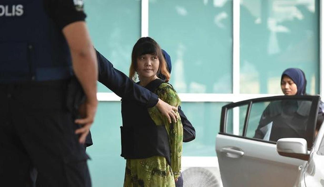 Tersangka Doan Thi Huong asal Vietnam tiba untuk menjalani sidang pembunuhan kaka tiri Kim Jong-un, Kim Jong-nam di Departemen Kimia Malaysia, Petaling Jaya, Kuala Lumpur, (9/10). (AFP Photo/Mohd Rasfan)