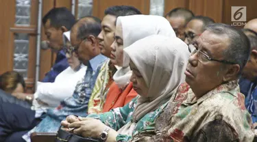 Terdakwa kasus suap pengadaan barang dan jasa di Pemkot Kendari, Asrun bersama anaknya yang juga Wali Kota Kendari nonaktif, Adriatma Dwi Putra saat menjalani sidang vonis di Pengadilan Tipikor, Jakarta, Rabu (31/10). (Liputan6.com/Herman Zakharia)