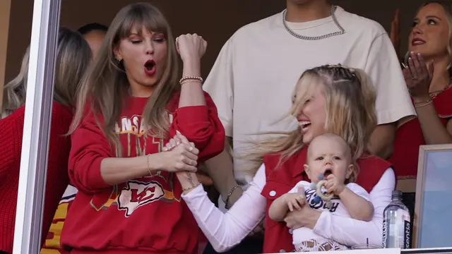 Taylor Swift nonton pertandingan football Travis Kelce. (AP Photo/Ed Zurga)