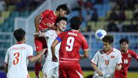 Pemain Timnas Indonesia U-17, Dava Yunna Adi Putra menyundul bola ke gawang Vietnam dalam laga Grup A Piala AFF U-17 2026 di Stadion Gelora Delta Sidoarjo, Sidoarjo, Jawa Timur, Minggu (19/04/2026). (Bola.com/M Iqbal Ichsan)