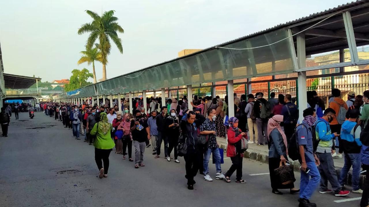 Antrean panjang calon penumpang KRL di Stasiun Bogor