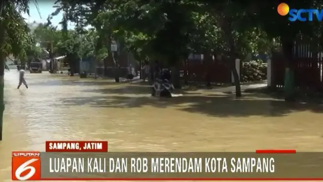 Luapan banjir terjadi akibat Sungai Kemuning yang melintas di tengah Kota Sampang tidak mampu menampung debit air.