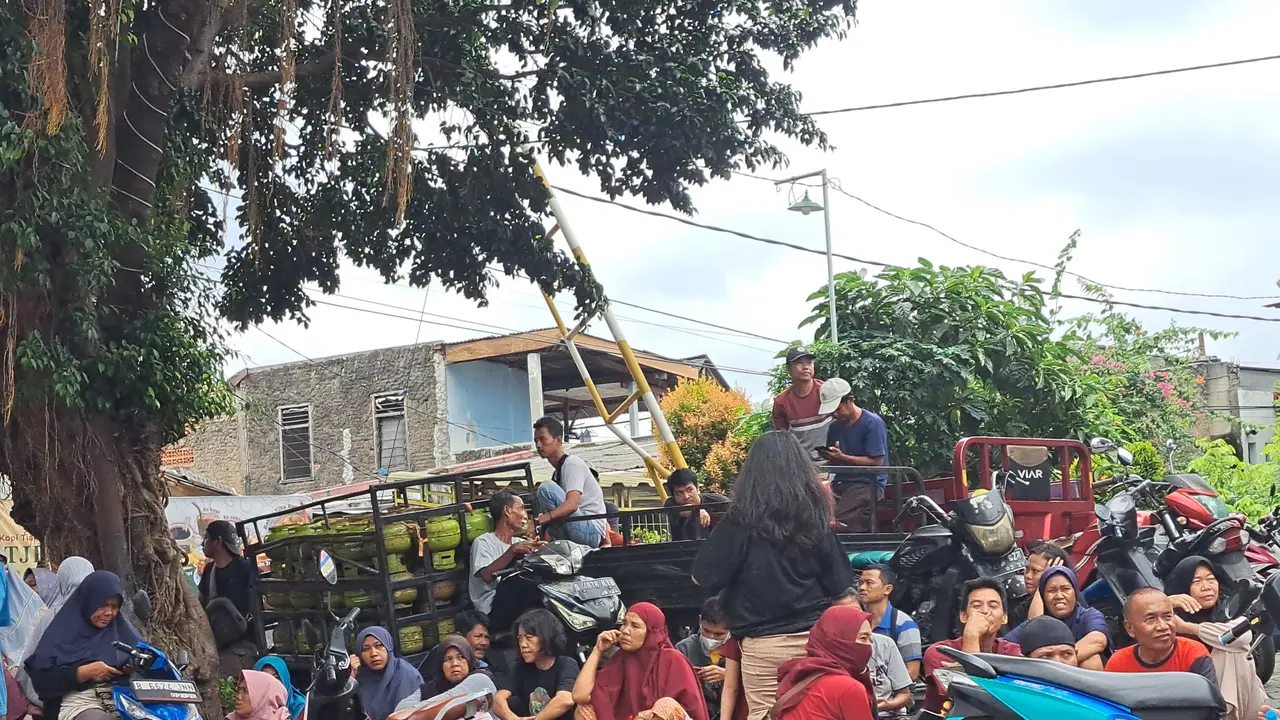 Warga antre tabung gas LPG 3 Kg di Tangerang, Senin (3/2/202025).