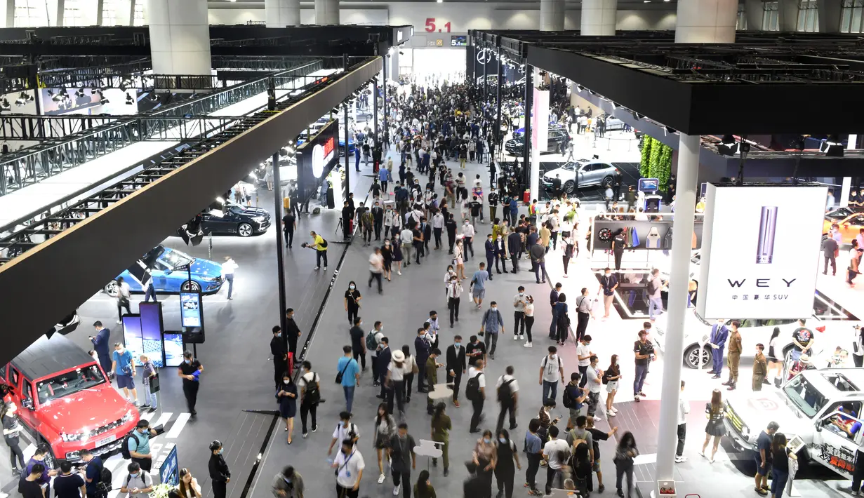 Orang-orang mengunjungi Pameran Mobil Internasional Guangzhou ke-18 di China Import and Export Fair Complex di Guangzhou, Provinsi Guangdong, China selatan (20/11/2020). Pameran yang berlangsung selama 10 hari itu dibuka pada Jumat (20/11). (Xinhua/Lu Hanxin)