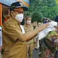 Bupati Banyumas, Achmad Husein melaunching penyaluran beras PPKM di Kantor Perum Bulog Cabang Banyumas, Purwokerto. (Foto: Liputan6.com/Humas Pemkab Banyumas)