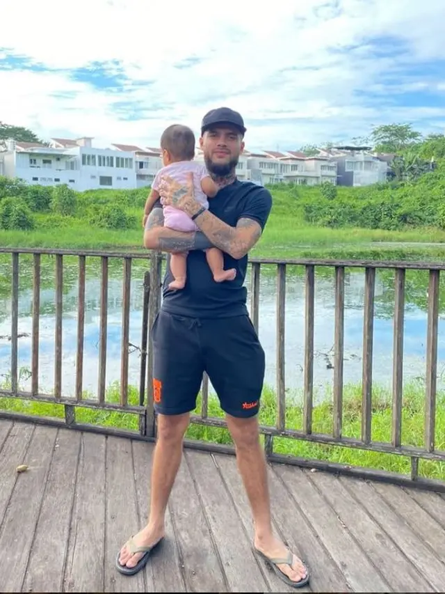 Jadi Ayah Dua Anak, Ini 6 Potret Diego Michiels saat Momong Buah Hati