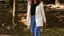Atau gaya sederhana, namun memesona yang satu ini dari Olivia Allan. Ia mengenakan innerwear hitam, yang ditumpuknya dengan blazer putih, dan celana jeans. Foto: Instagram.