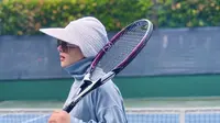 Sedang menekuni olahraga Tenis, Syahrini tampil dengan crop top jaket halterneck dan kaos putih yang menutupi bagian bawahnya. Ia mengenakan kerudung lengkap dengan topinya berwarna putih. (@princessyahrini)