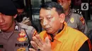 Ketua Pengadilan Negeri Depok, I Wayan Eka Mariarta (EKA) saat dibawa menuju mobil tahanan di Gedung Merah Putih Komisi Pemberantasan Korupsi (KPK), Jakarta, Sabtu (7/2/2026). (Liputan6.com/Helmi Fithriansyah)