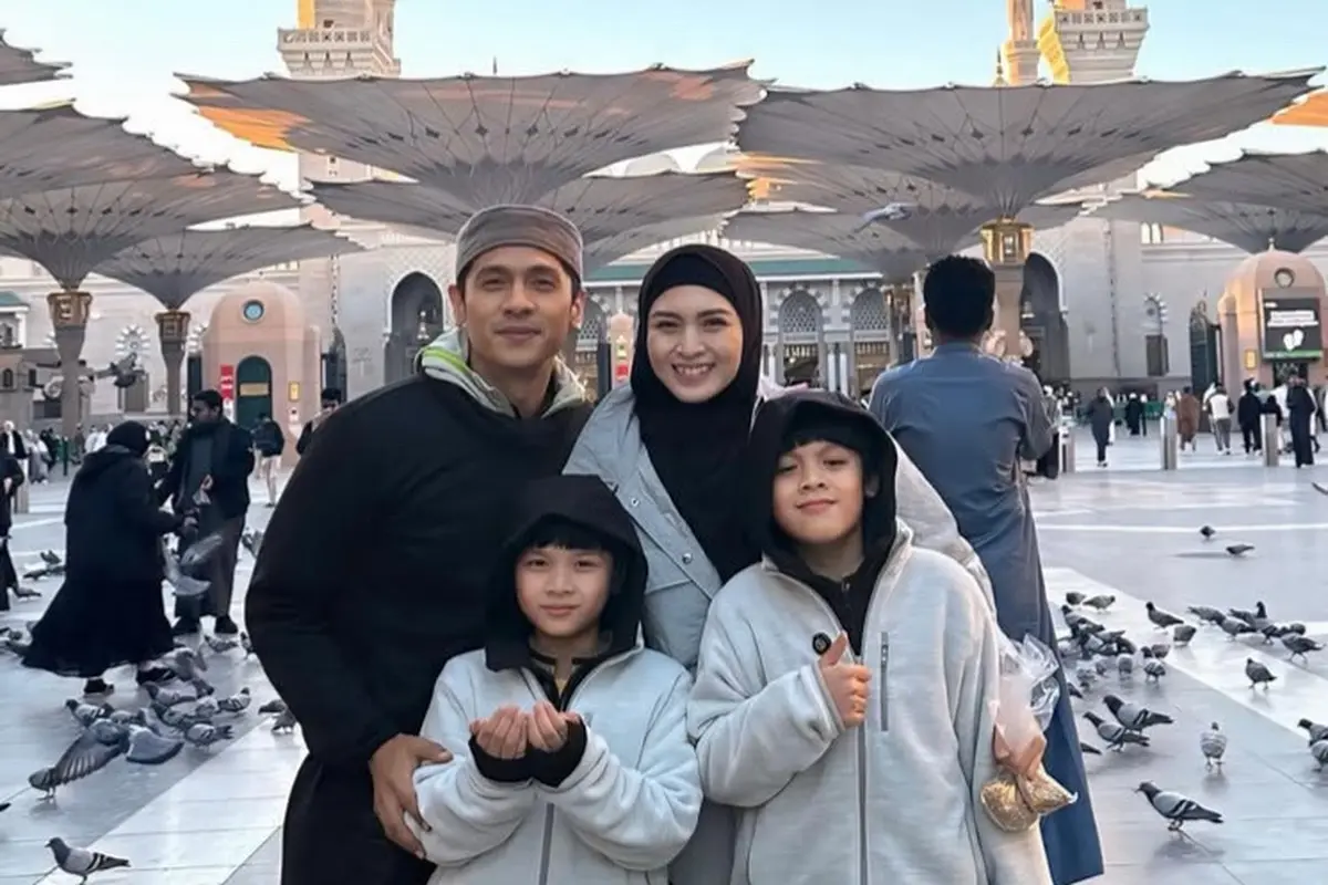 Tampilan Donita saat Umrah Bersama Keluarga di Awal 2025