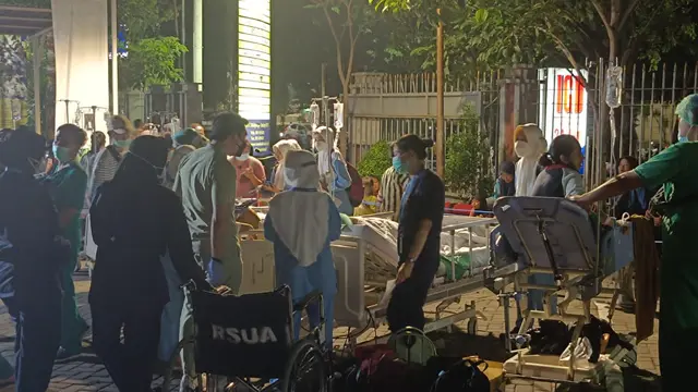 Sejumlah pasien dievakuasi di halaman rumah sakit Unair. (Dian Kurniawan/Liputan6.com)