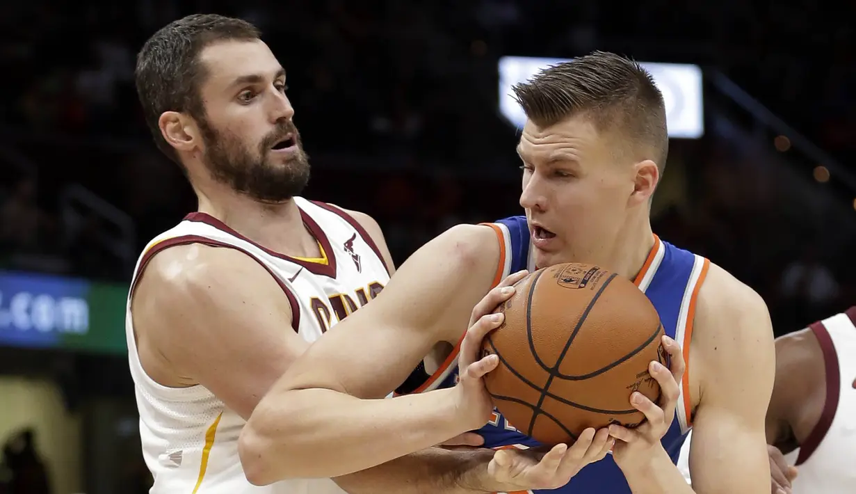 Pebasket New York Knicks, Kristaps Porzingis, menghindari penjagaan pebasket Cleveland Cavaliers, Kevin Love, pada laga NBA di Quicken Loans Arena, Cleveland, Minggu (29/10/2017).  Cleveland Cavaliers kalah 114-95 dari New York Knicks. (AP/Tony Dejak)