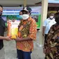 Bupati Keerom Piter Gusbager menerima bantuan bibit jagung varietas Betras 1 dari Kementan, melalui TNI-Satgas Mandala 2 sebanyak 31,5 ton (Dok. Satgas Mandala 2 / Liputan6.com)