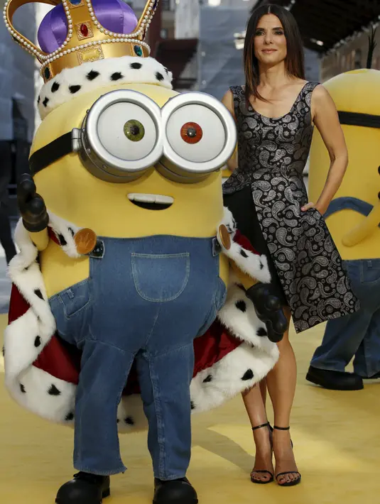 Sandra Bullock berpose dengan karakter Minions di World Premier film "Minions" di London, Kamis (11/6/2015). (REUTERS/Luke MacGregor)