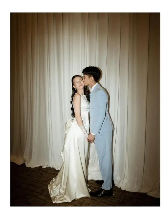 Pasalnya, desainnya terlihat begitu simple, namun berhasil memancarkan elegansi dari perempuan 23 tahun itu. [@liv_atelier.id].