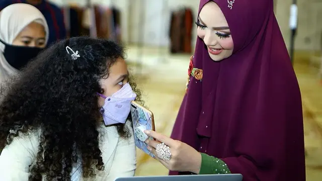 6 Potret Krisdayanti saat Tampil Berhijab, Curi Perhatian