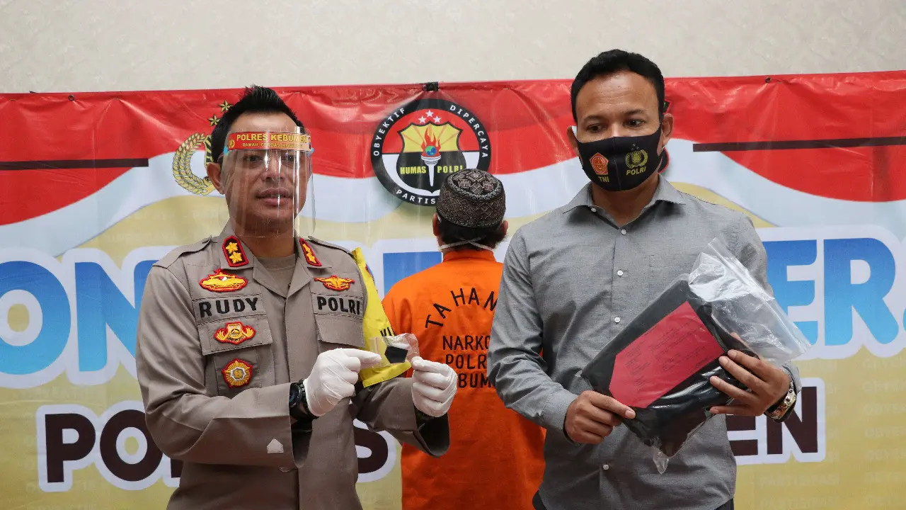 Debt Collector di Kebumen ditangkap polisi karena menyimpan dan konsumsi sabu. (Foto: Liputan6.com/Humas Polres Kebumen)
