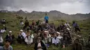 Teman dan kerabat berdoa di pemakaman kepala fotografer AFP Afghanistan Shah Marai Faizi di Gul Dara, Kabul (30/4). Shah Marai merupakan korban ledakan di ibu kota Afghanistan, Kabul yang terjadi pada hari Senin (30/4). (Andrew Quilty / POOL / AFP)