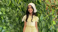 Quinn Salman yang juga berperan sebagai Sherina dalam drama Musikal Petualangan Sherina 2022 ini terlihat begitu manis dalam gaun berwarna kuning. Ia juga memadukan dengan syal serta sneakerts berwarna putih untuk menyeimbangkan penampilannya. (Liputan6.com/IG/@quinnsalman)