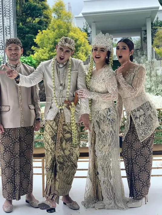 Nabila Syakieb bersama suami mendampingi sang adik Ali Syakieb saat menikah. Sekedar informasi, adik Nabila resmi mempersunting bintang sinetron Margin W pada 6 Februari 2021 lalu. [Instagram/nsyakieb85]