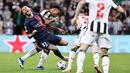 Pemain Newcastle United, Jacob Murphy berebut bola dengan pemain Paris Saint-Germain, Lucas Hernandez, pada matchday 2 Grup F Liga Champions 2023/2024 di St James Park, Kamis (5/10/2023). (AFP/Franck Fife)