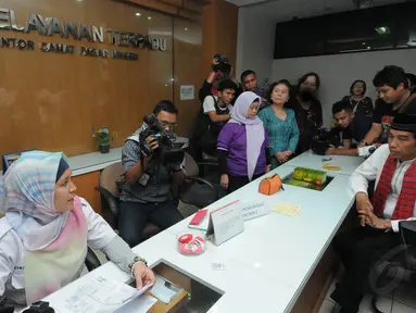 Gubernur DKI Jakarta Joko Widodo melakukan sidak ke kantor Kecamatan Pasar Minggu, Jakarta, Jumat (23/5/14). (Liputan6.com/Herman Zakharia)