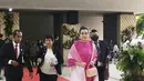 Menteri Keuangan, Sri Mulyani tampil dengan atasan baju kurung warna fuschia. Dipadukan selendang dan kain bawahan warna pink yang serasi dengan tasnya. [Instagram/@smindrawati]