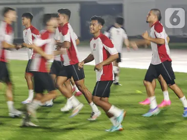 Pemain timnas Indonesia melakukan sesi pemanasan jelang latihan resmi di Stadion Madya, Kompleks Gelora Bung Karno, Jakarta, Senin (9/9/2024). (Liputan6.com/Angga Yuniar)