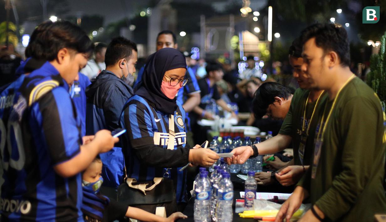 Fans Inter Milan menghadiri acara nonton bareng partai puncak Liga Champions antara Manchester City melawan Inter Milan yang diselenggarakan oleh Inter Club Indonesia (ICI) di Tenis Indoor Senayan, Jakarta, Sabtu (10/6/2023). (Bola.com/Bagaskara Lazuardi)